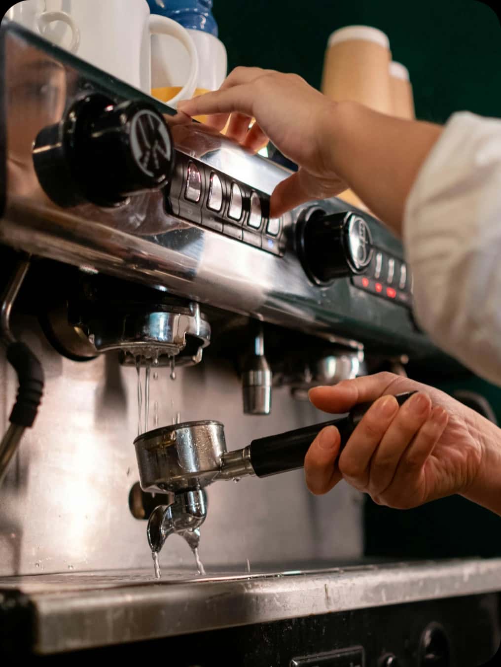 Barista priprema espresso u kafiću